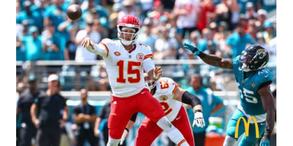 Le joueur principal des Kansas City Chiefs a été blessé et a quitté le terrain lors du premier match de pré-saison Le joueur principal des Kansas City Chiefs a été blessé et a quitté le terrain lors du premier match de pré-saison